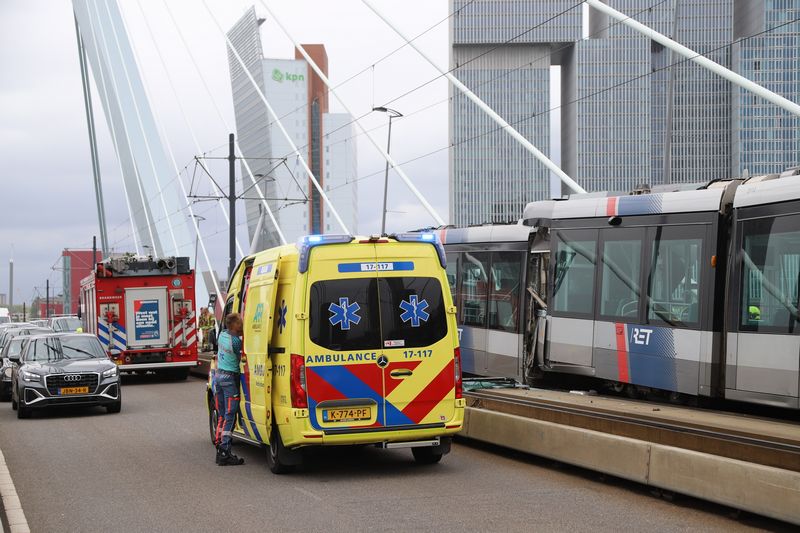 zware trambotsing op Erasmusbrug in Rotterdam